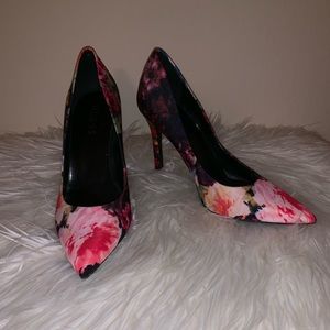 Guess pumps